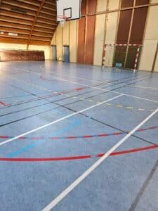 sol sportif endommagé