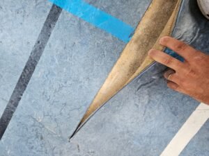 eau sous revetement de sol sportif