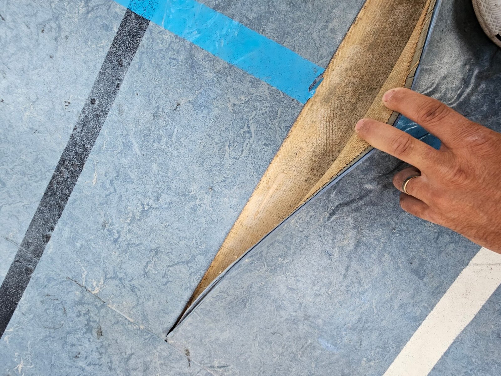 eau sous revetement de sol sportif